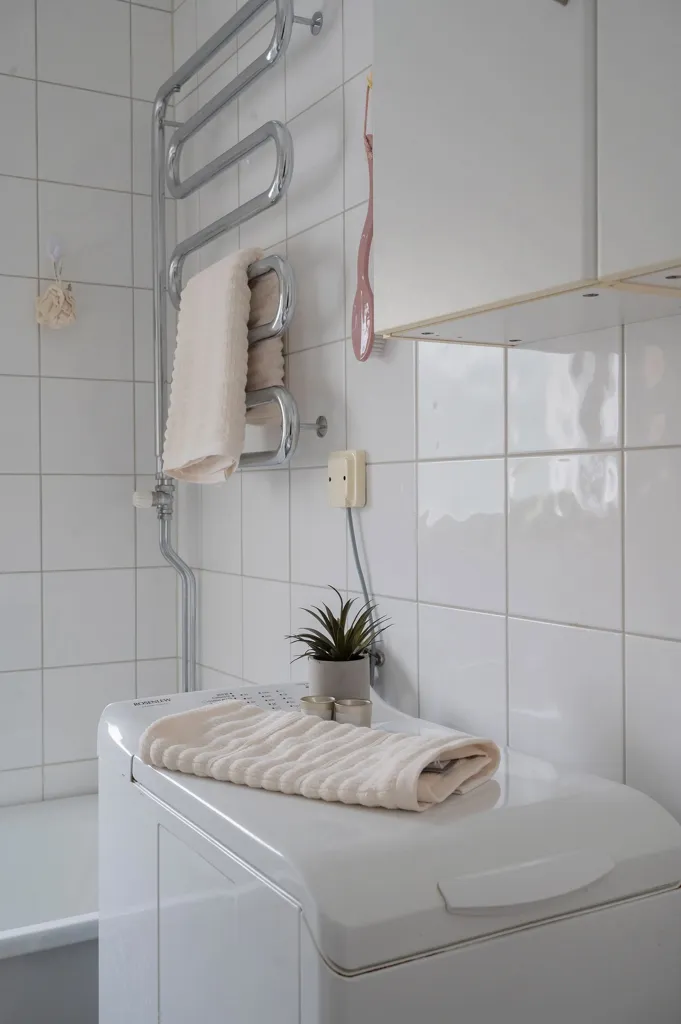 Badezimmer - Bright Apartment with Balcony near Stuvsta Centre