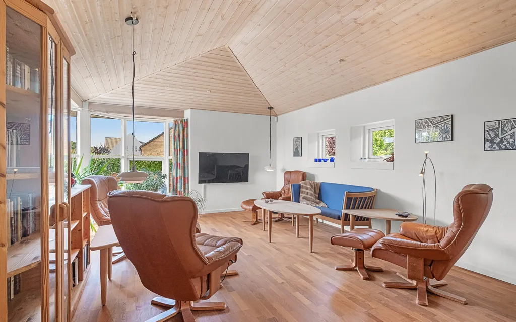 Elutuba - Spacious Villa with Garden in Skæring