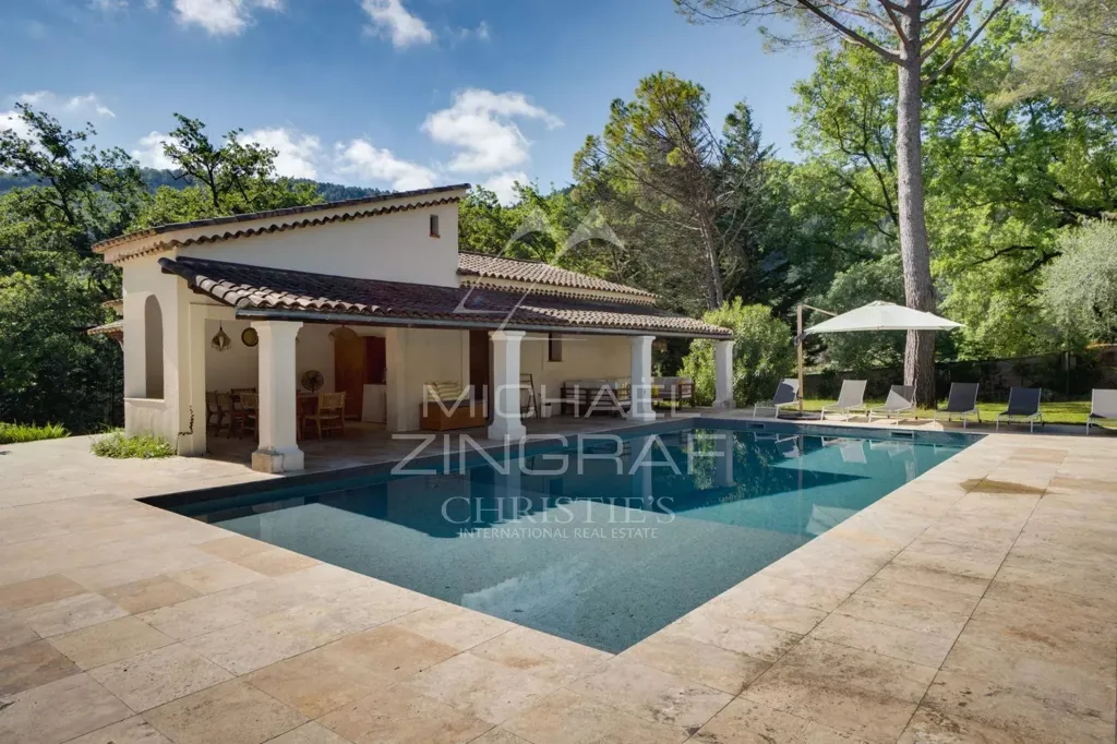 Piscine - Domaine Rénové avec Piscine à Bar-sur-Loup