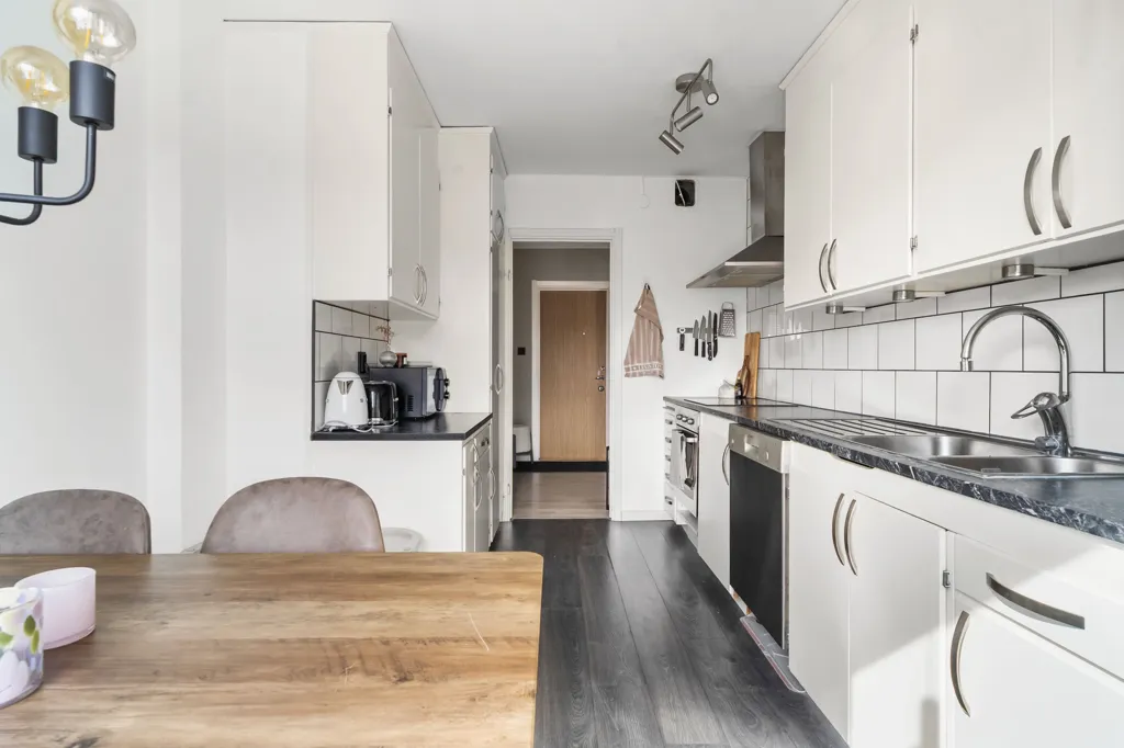 Cuisine - Spacious Two-Bedroom Flat with Balcony in Central Timrå