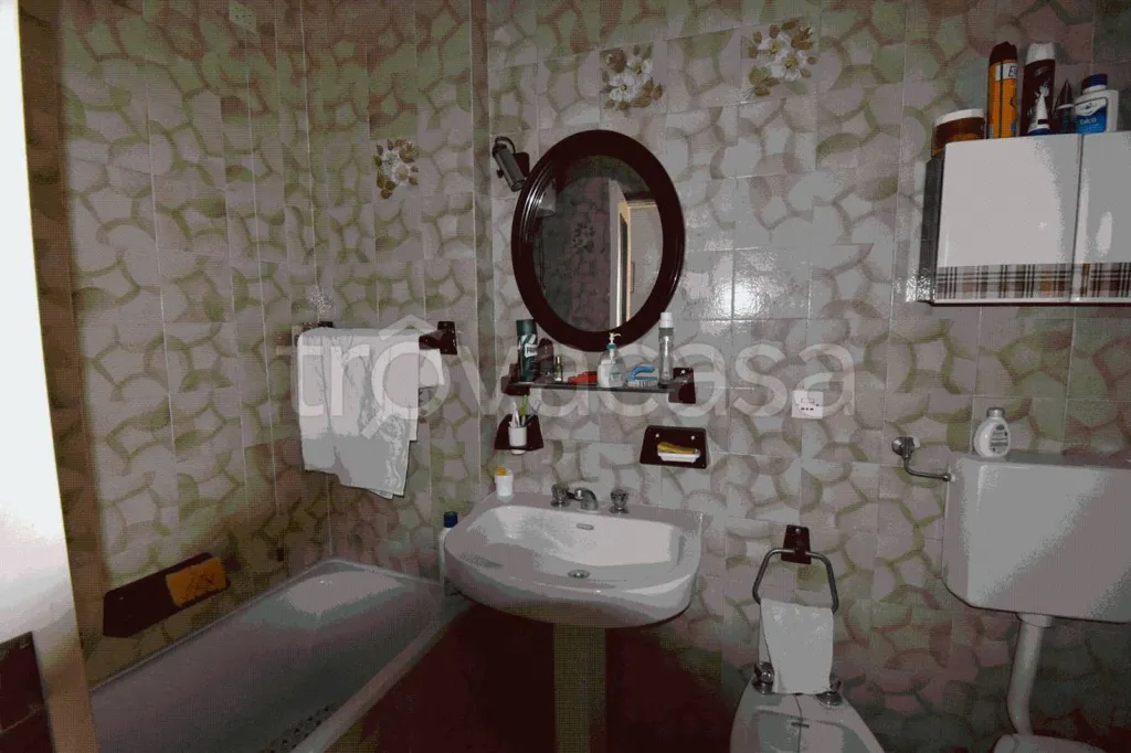 Salles de bain - Independent House with Terrace in Monteu Roero