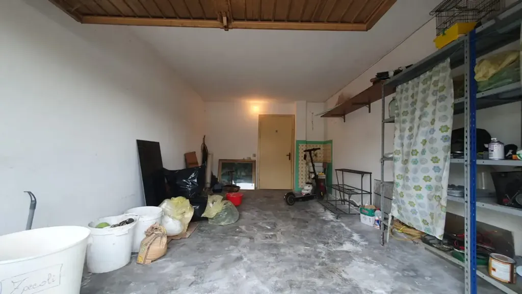 Garage - Rustic-Style Apartment with Balcony in Mirandola