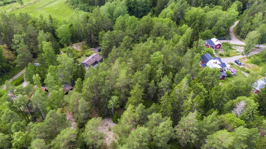 Õhuvaade - Plot with Forest View in Södertälje