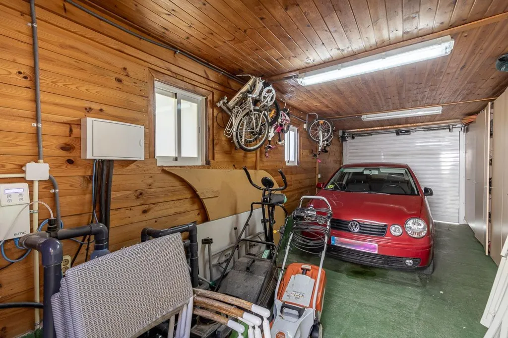 Garage - Luxury House with Pool in Granada