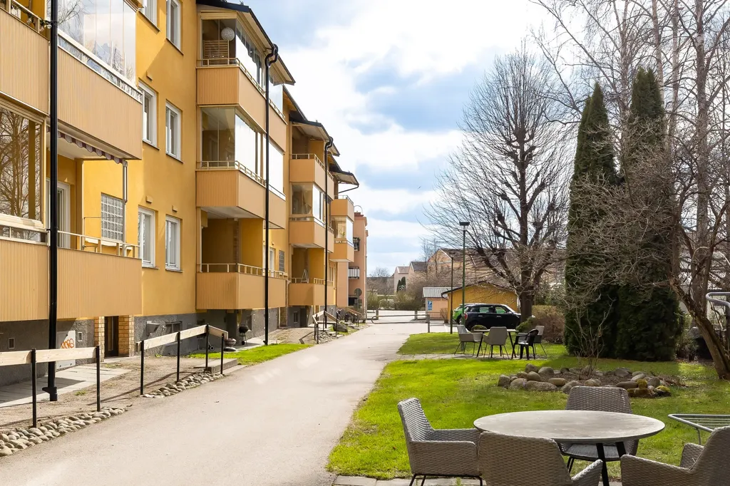 Jardin - Two-Bedroom Flat with Balcony in Örebro