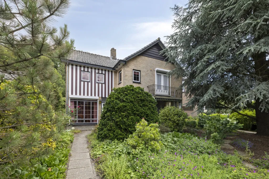 Välivaade - Free-Standing House with Garden in Breda