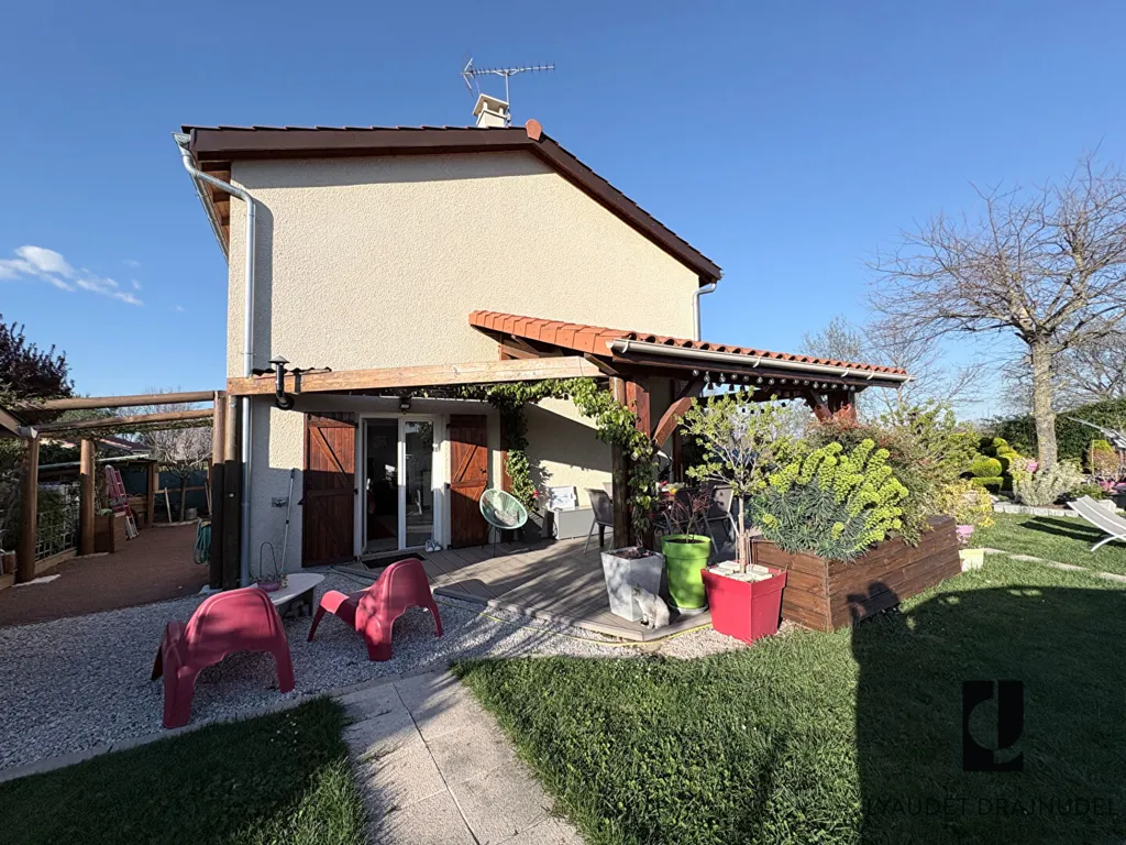 Terrasse - Maison avec Jardin Paysagé et Piscine à Renaison