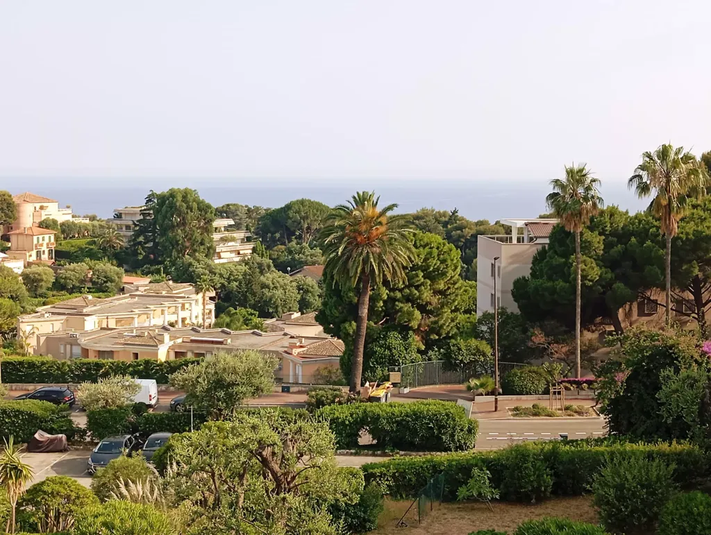 2-Bedroom Flat with Sea View in Cap Plateau