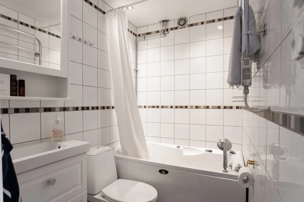 Salles de bain - Two-Bedroom Flat with Open Plan in City Centre