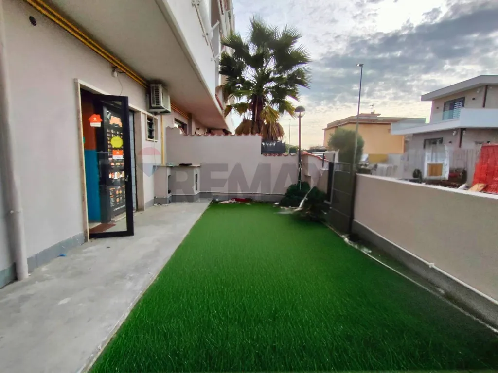 Jardin - Commercial Space with Vitrine in Piana del Sole, Rome