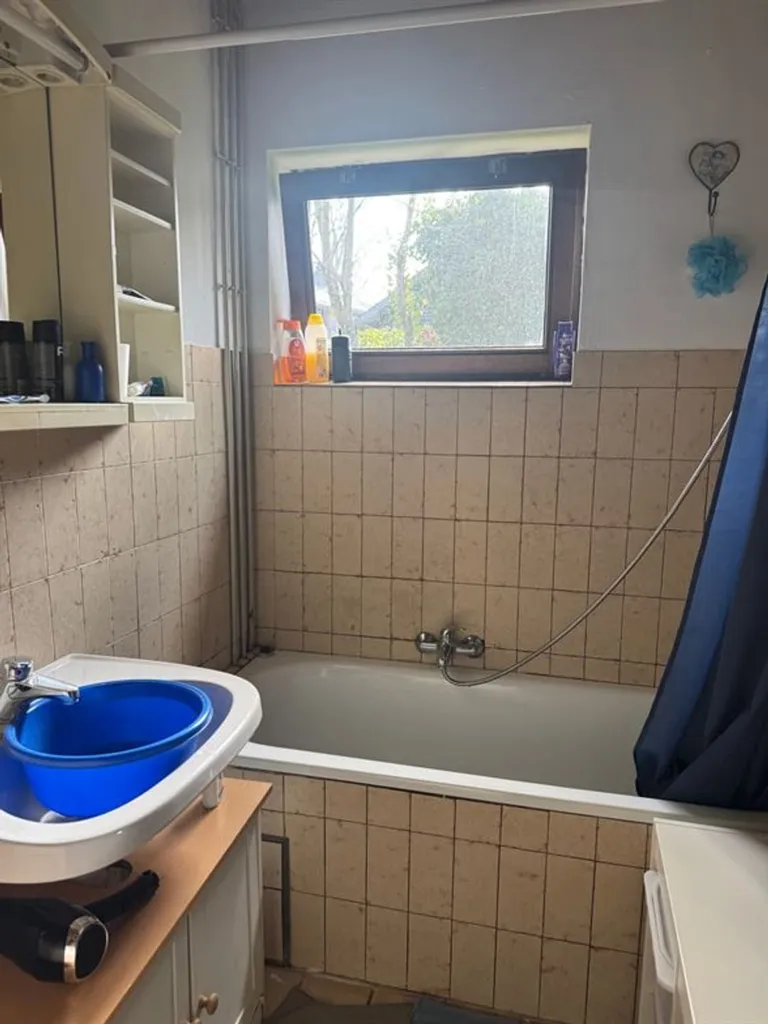 Badezimmer - Charming 2-Bedroom House with Garden in Quiet Area