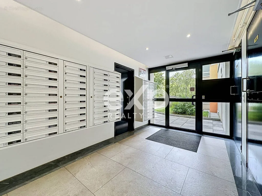 Esik - Apartment with Balcony near Saint-Denis Centre