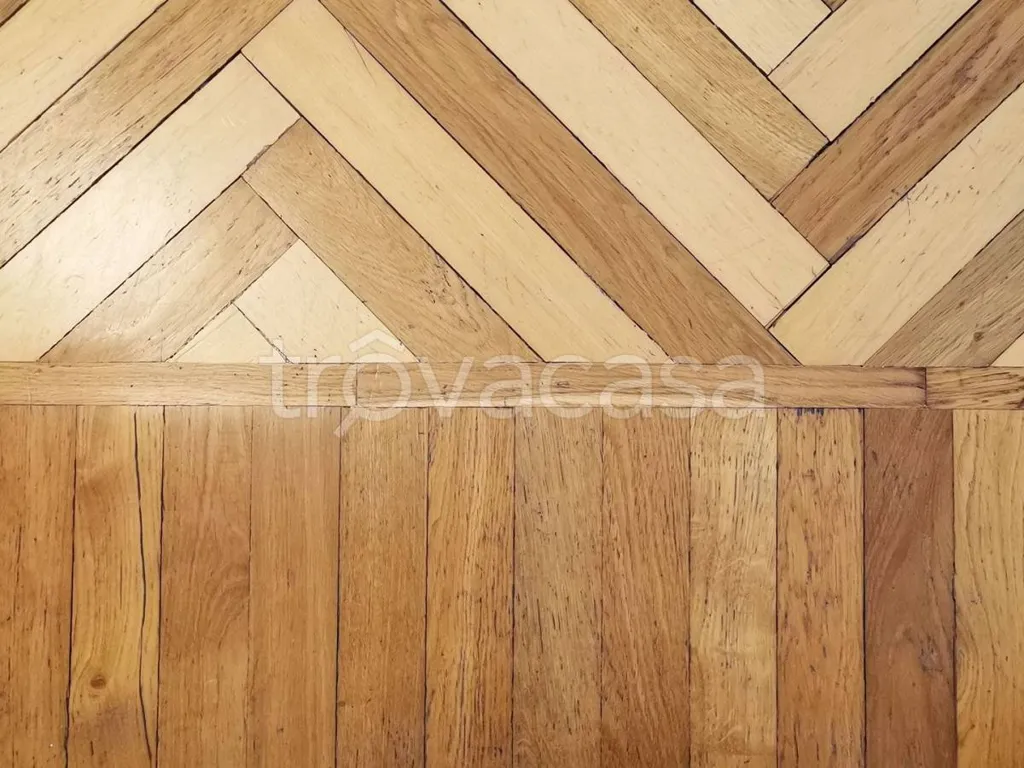 Pièces - Spacious Apartment with Triple Exposure in Turin