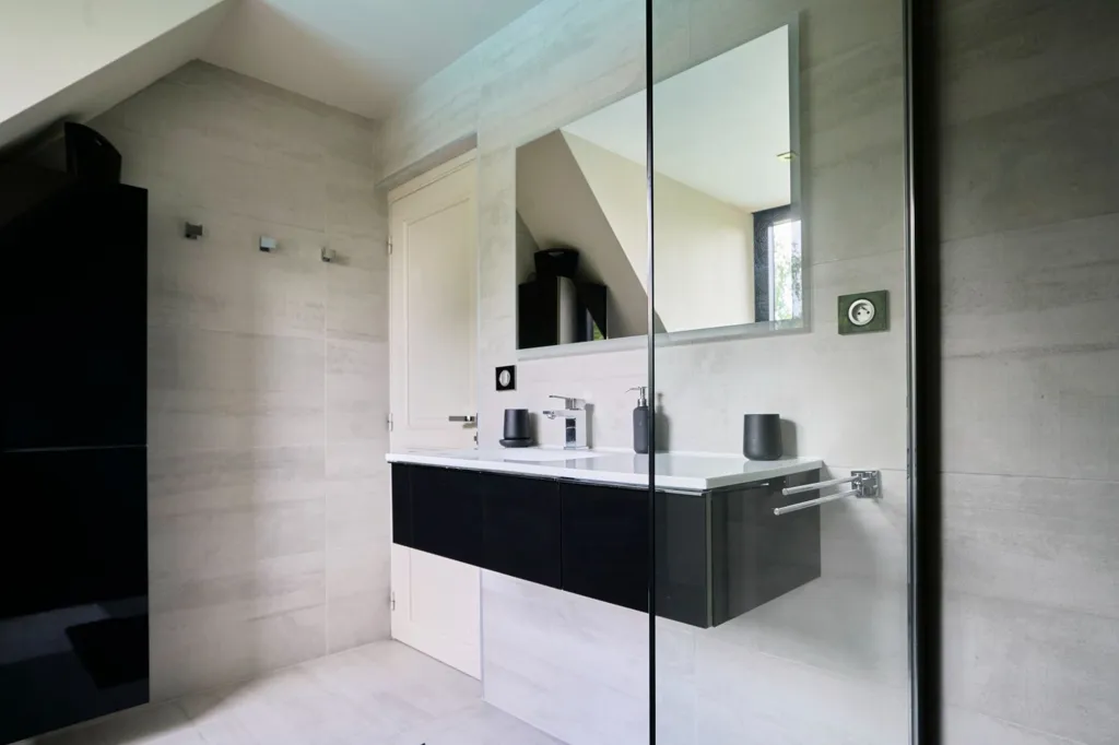 Salles de bain - Maison Luxueuse avec Piscine à Bondues