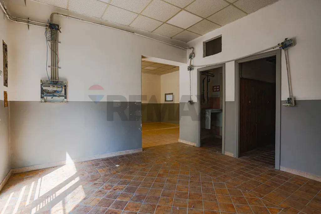 Pièces - Commercial Unit with Street Frontage in Rome