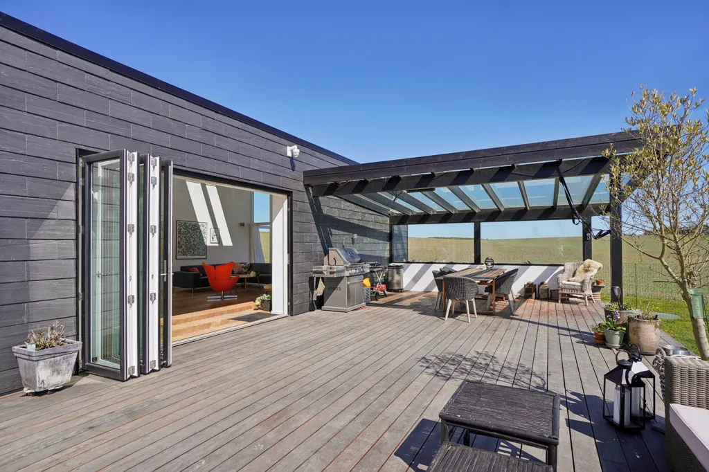 Terrass - Architect-Designed Villa with Park View in Stenløse