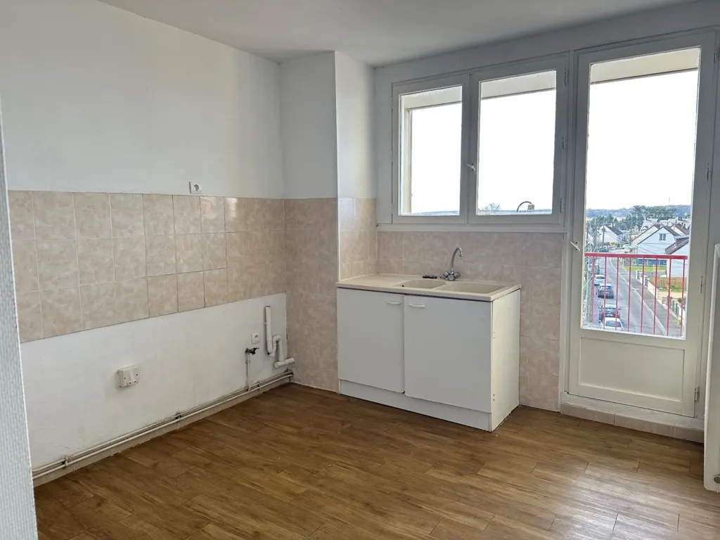 Kitchen - 3-Bedroom Apartment with Panoramic View in Le Mans