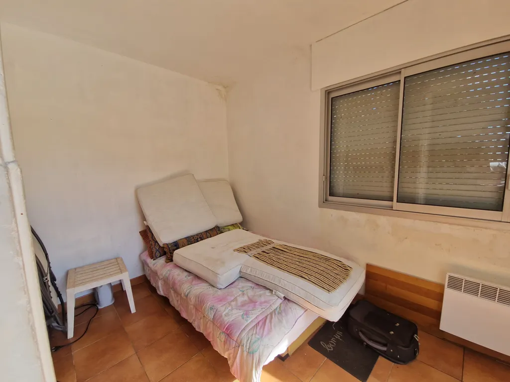 Chambres - Villa à Rénover avec Vue Mer à Biot