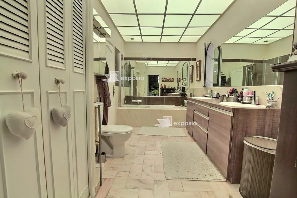 Bathrooms - 8-Piece Property with Pool in Aix-en-Provence