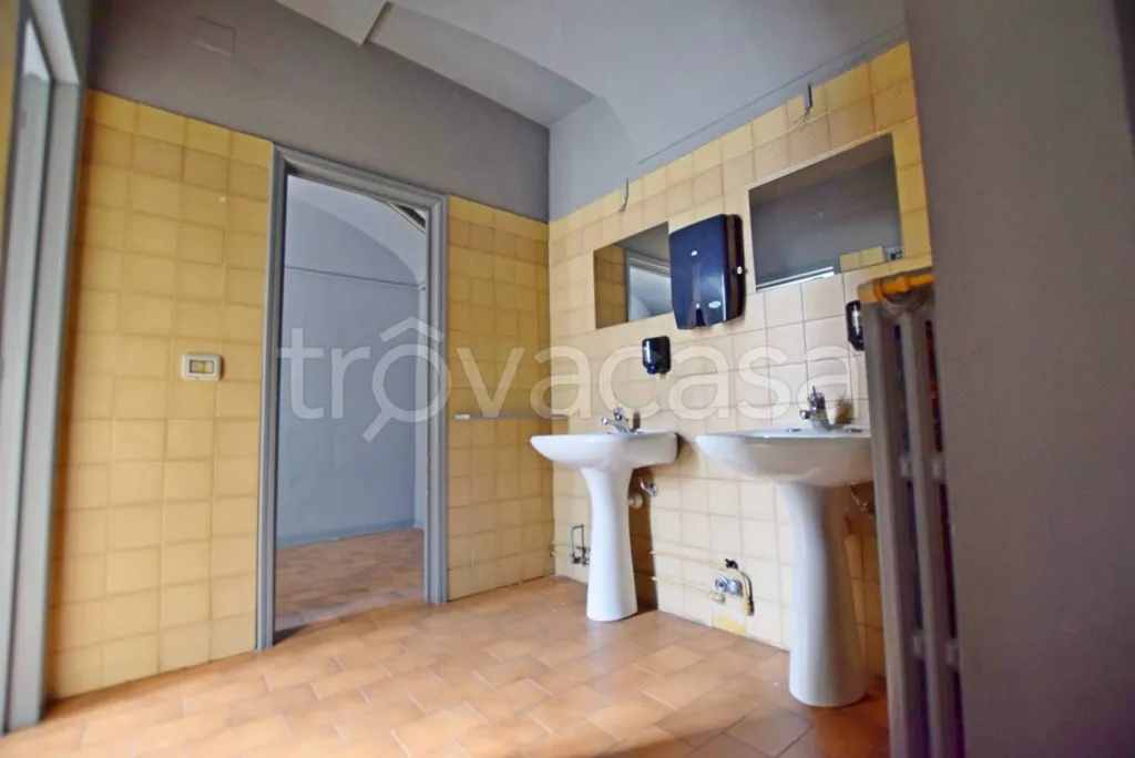 Salles de bain - Commercial Property with Balcony in Mondovì