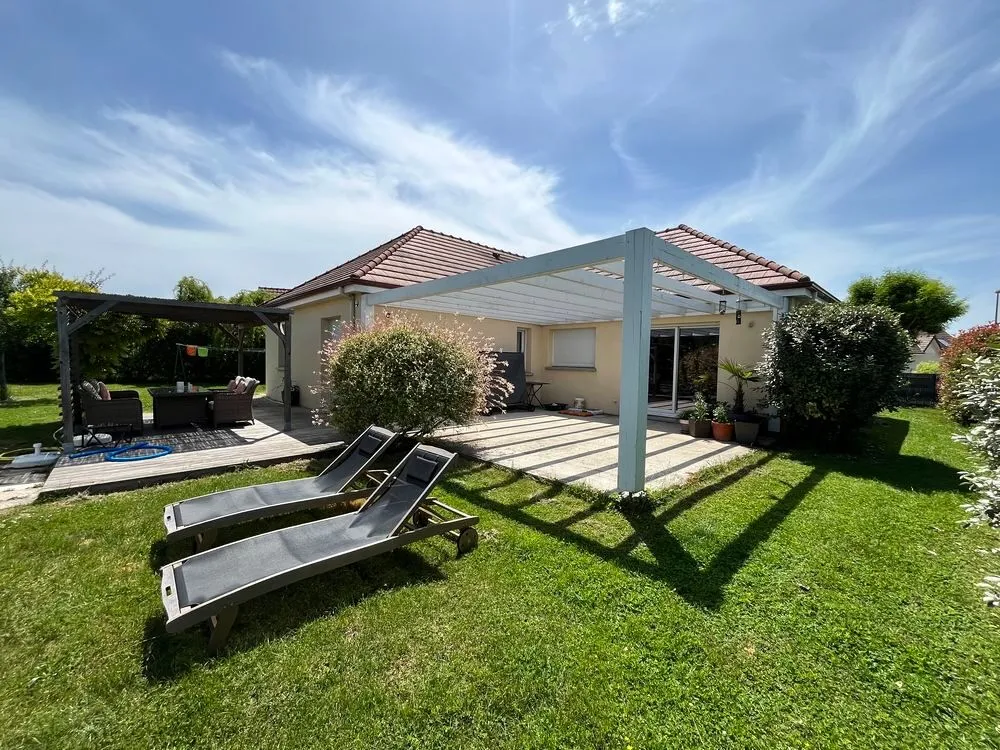 Jardin - Maison Plain-Pied avec Jardin et Garage à Proximité des Écoles