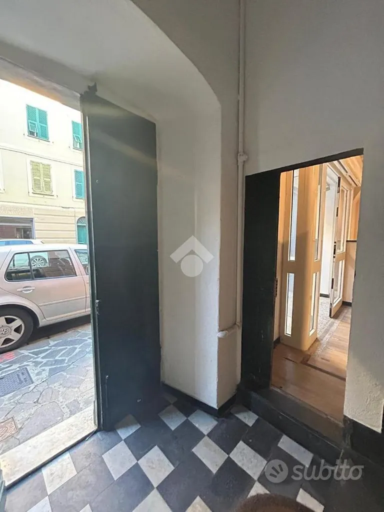 Garage - Commercial Shop with Seafront Courtyard in Lavagna