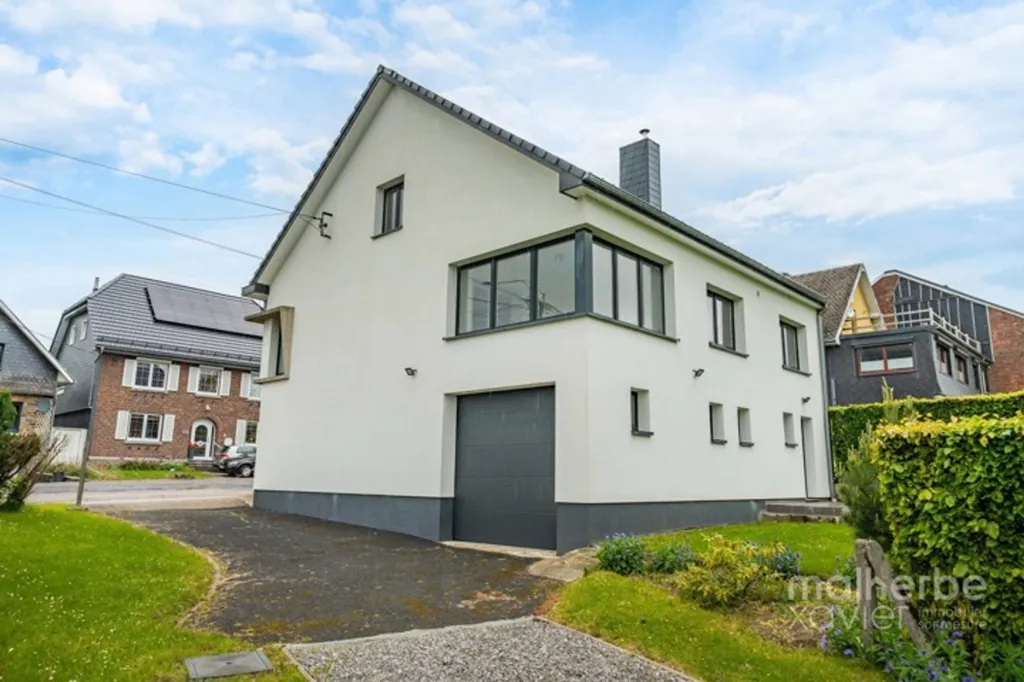 Extérieur - Ensemble Immobilier Rénové avec Habitation et Garages à Elsenborn