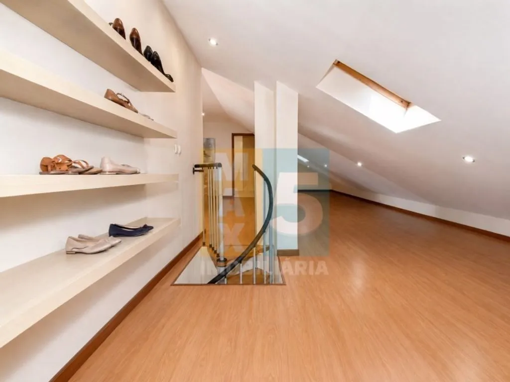 Toad - Luxury Duplex Flat with Garage in Odivelas
