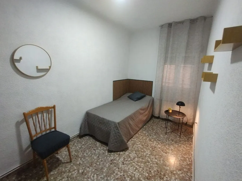 Chambres - 3-Bedroom Apartment with Balcony in City Centre