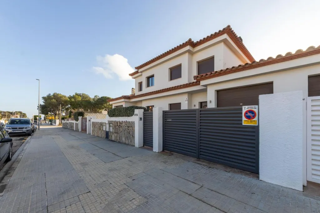 Välivaade - Pareded House with Pool on Avenida de Cádiz