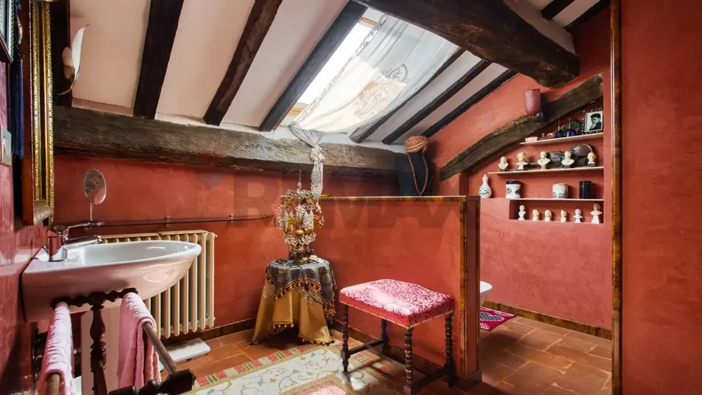 Salles de bain - Historic Apartment with Double Balcony in Novara