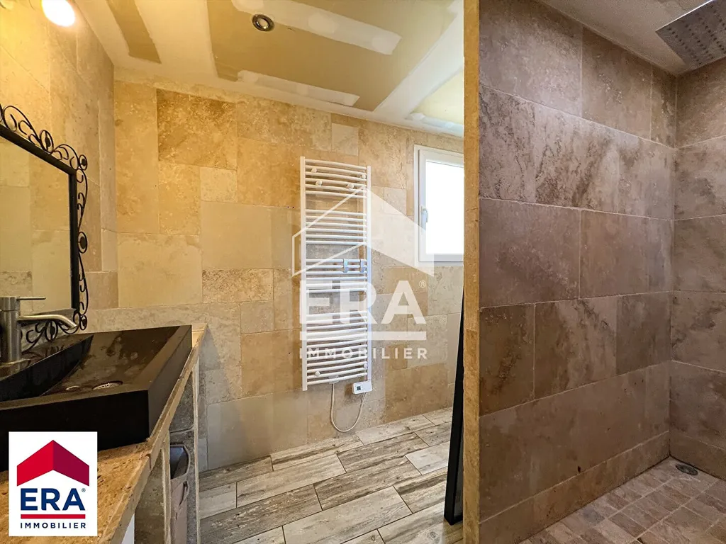 Salles de bain - Maison Récemment Construite avec Piscine à Serres