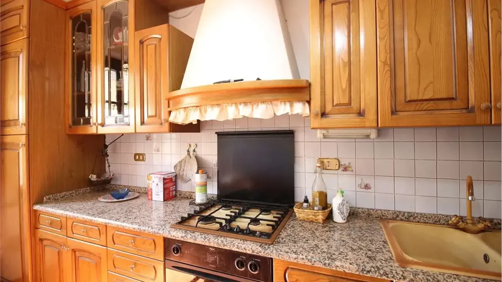 Cuisine - Spacious Apartment with Courtyard in Buti