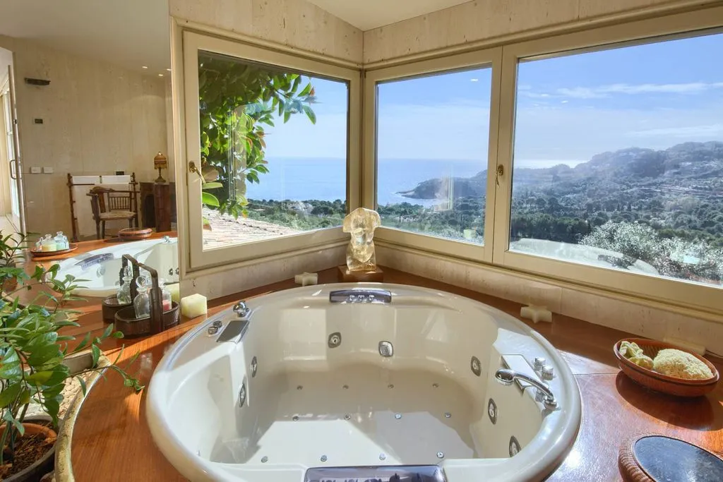 Bathrooms - Mediterranean House with Sea Views in Begur