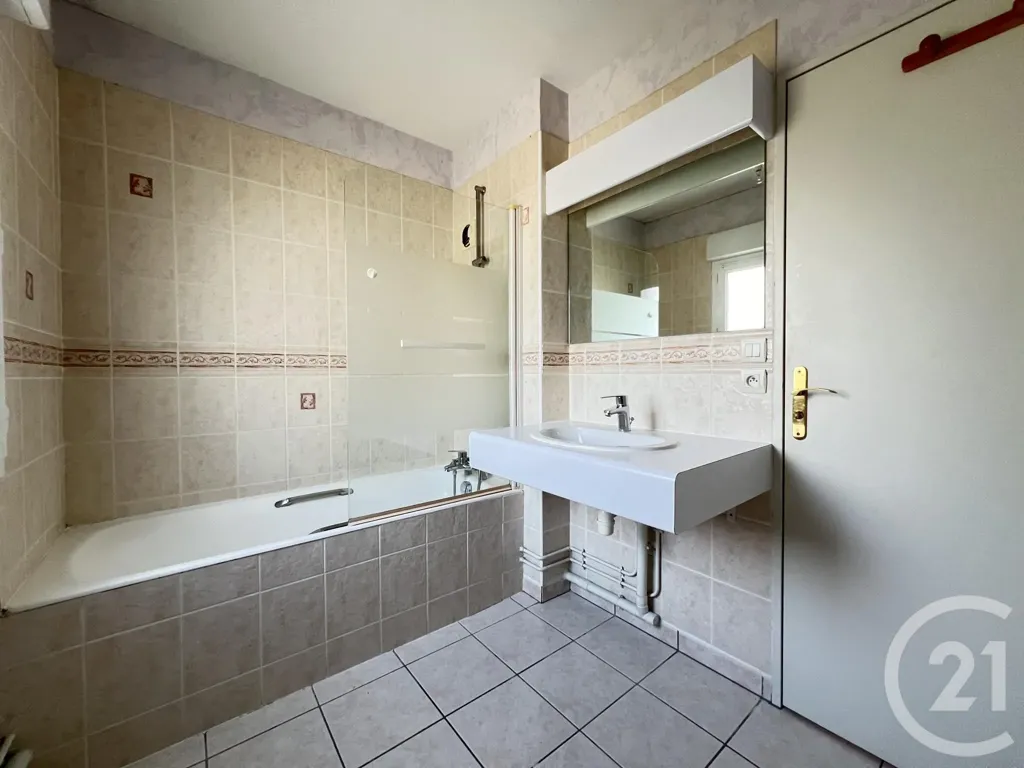 Vannitoad - 2-Bedroom Flat with Private Parking in Chartres