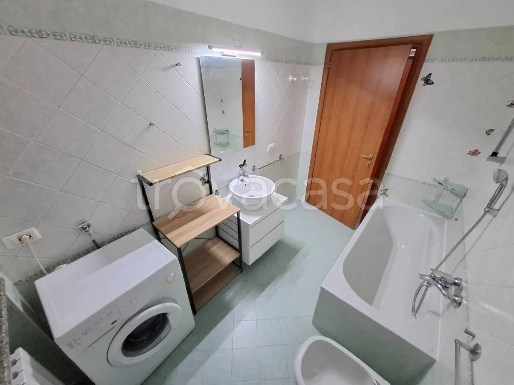 Bathrooms - Fully Furnished Flat in Bregnano