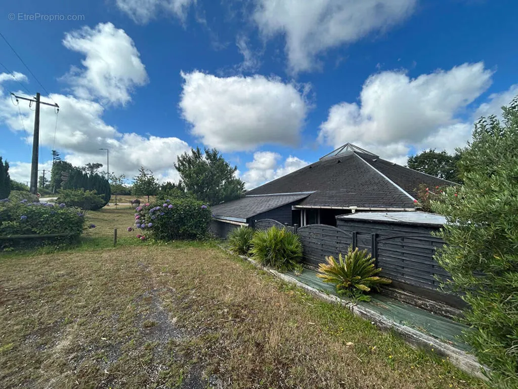 Exterior - Commercial Property with Restaurant in Leuhan