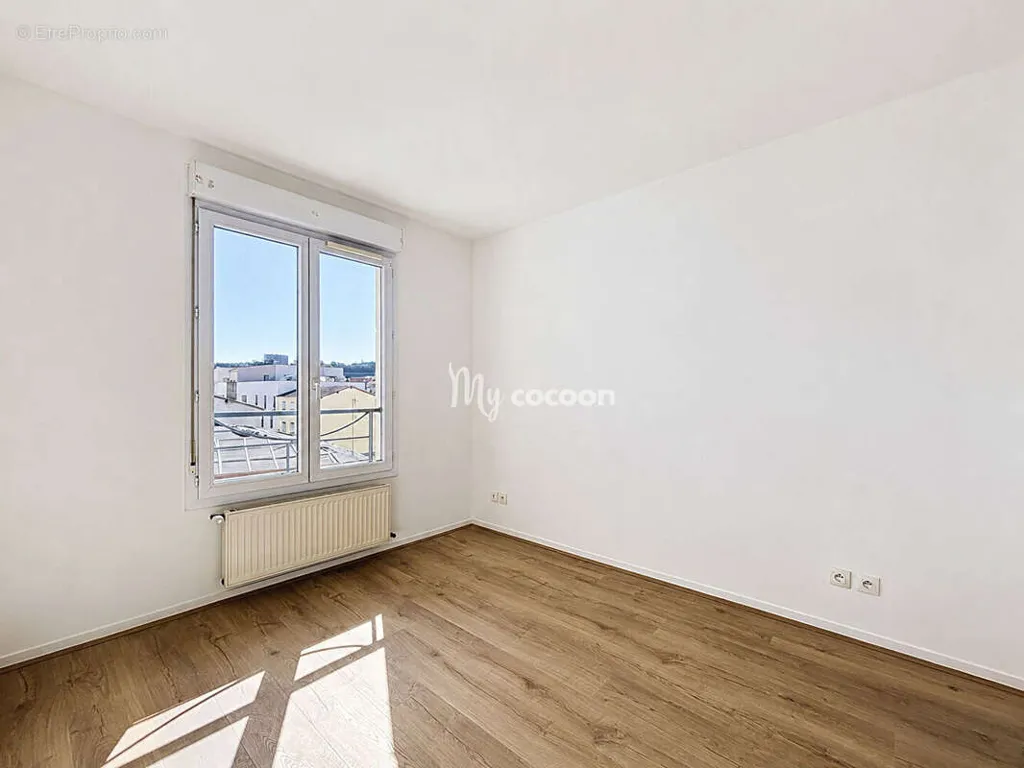 Toad - Renovated 2-Bed Flat with Balcony in Lyon 9