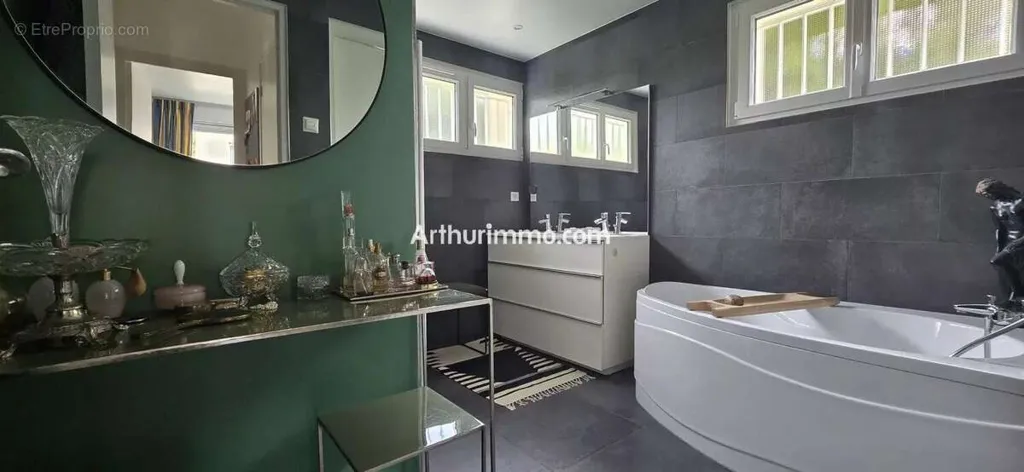 Salles de bain - Maison 6 pièces à Sucy-En-Brie
