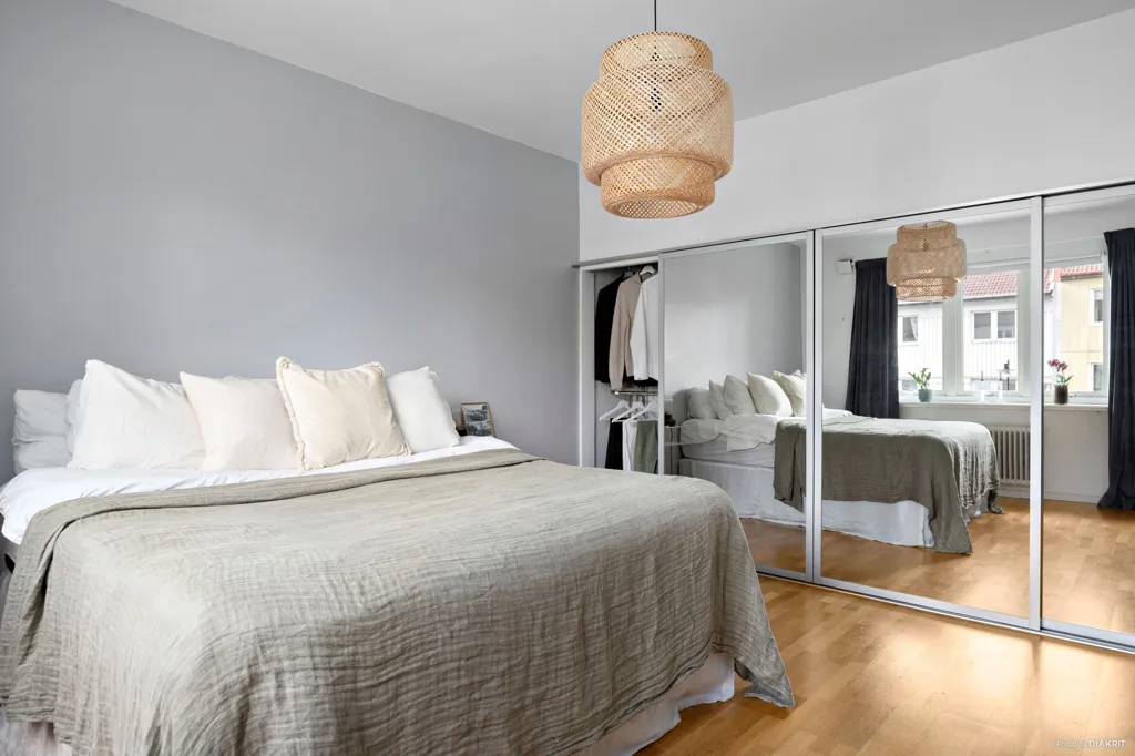 Chambres - Loft-Style Apartment with High Ceilings in Krokslätt