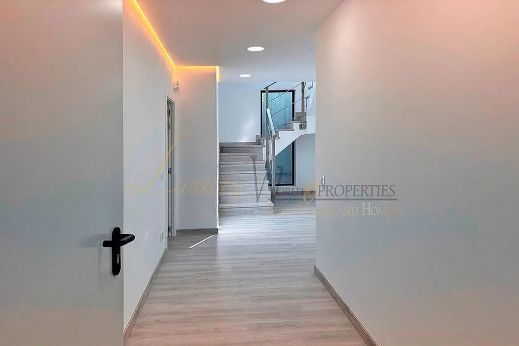 Esik - Modern Villa with Private Pool in El Madroñal