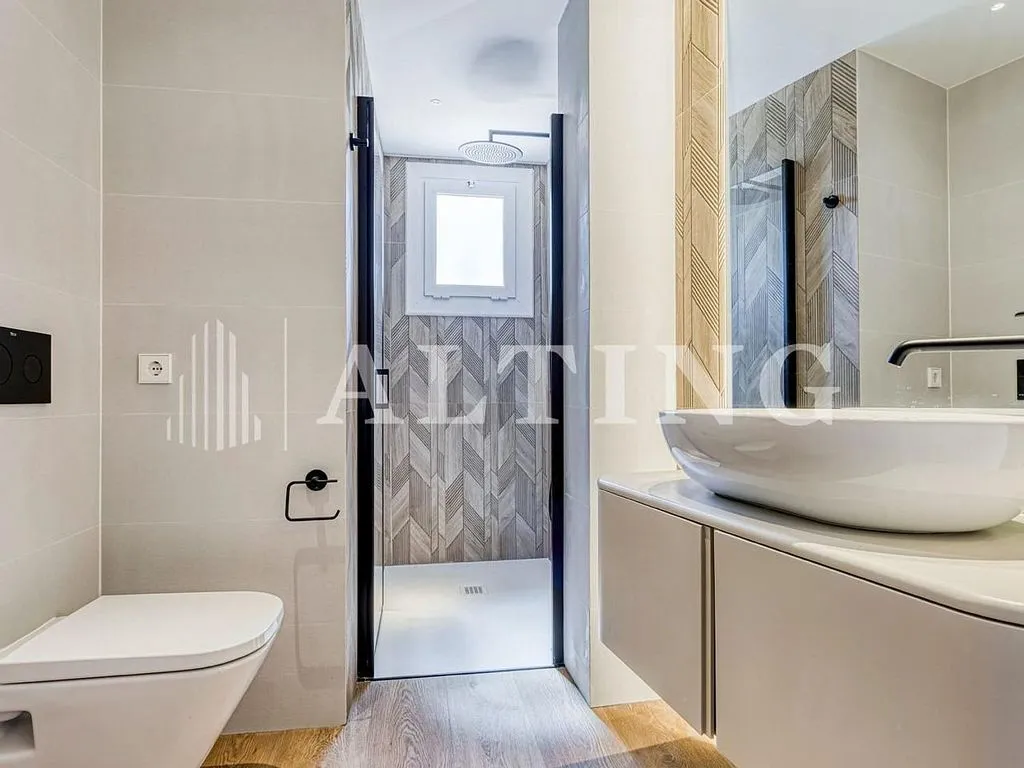 Bathrooms - Reformed Apartment with Terrace in Barcelona