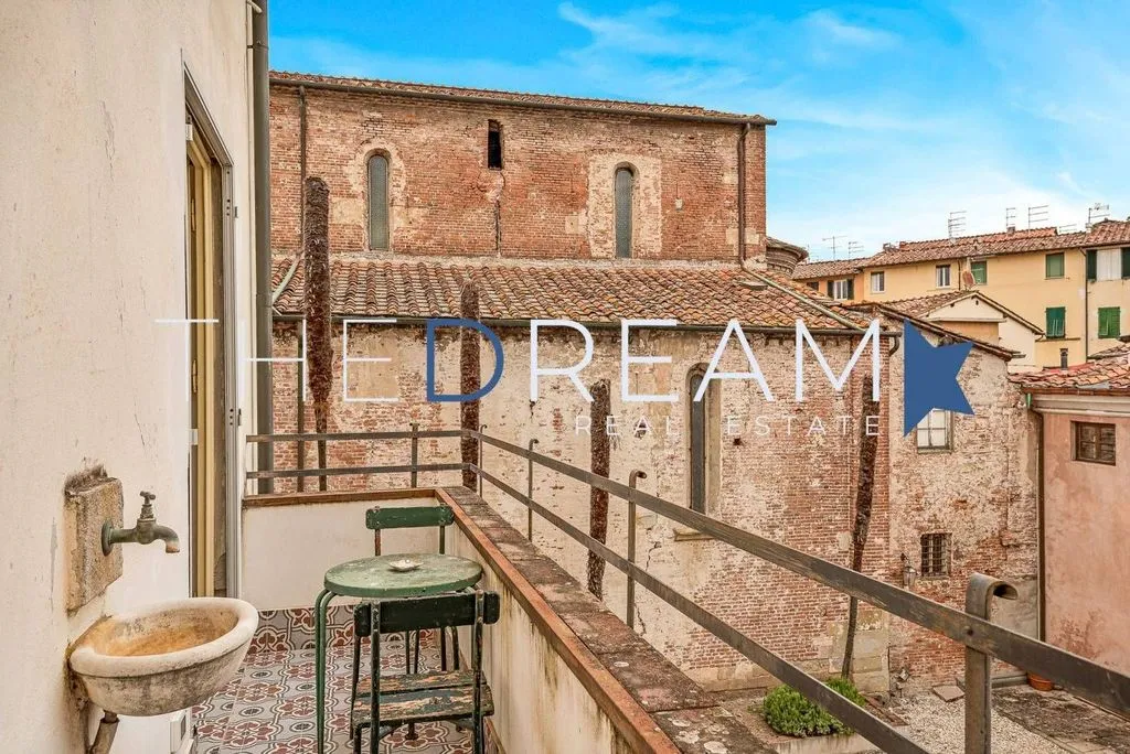 Balcone - 5-Bedroom Flat in Historic Building, Lucca