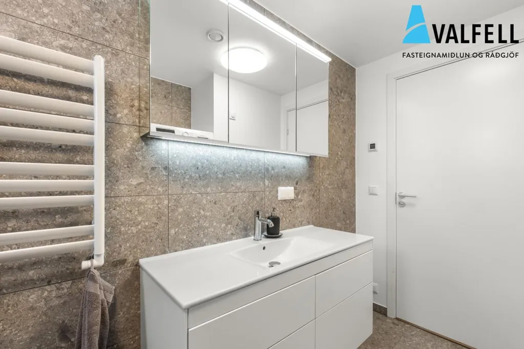 Vannitoad - 3-Bedroom Apartment with South Balcony in Asparskógar