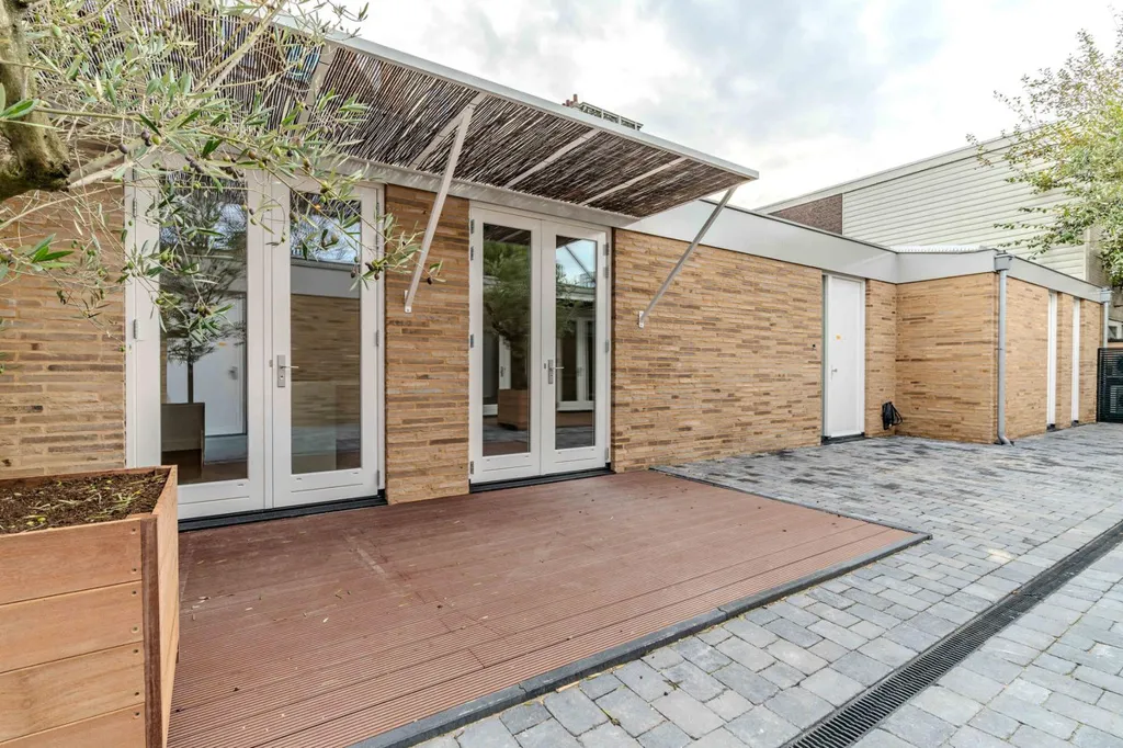 Terrace - Modernised Three-Bedroom Flat with Garden in 's-Gravenhage