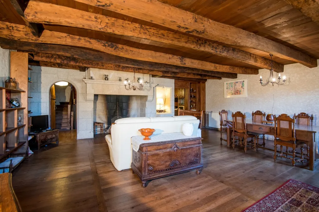 Salle à manger - Maison Historique sur la Place des Consuls à Bretenoux