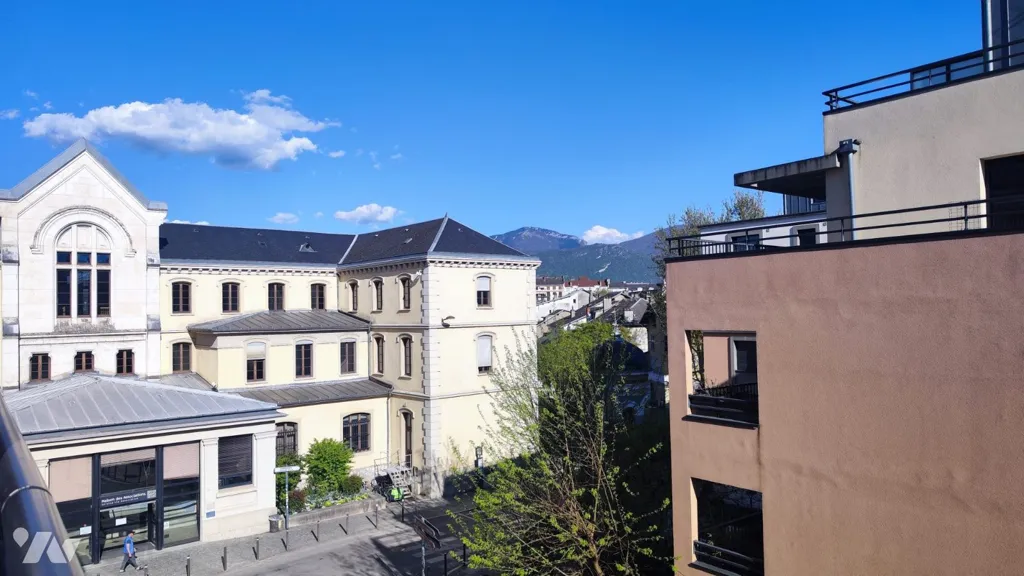 Balcony - Spacious 3-Bedroom Apartment with Terrace in Chambéry