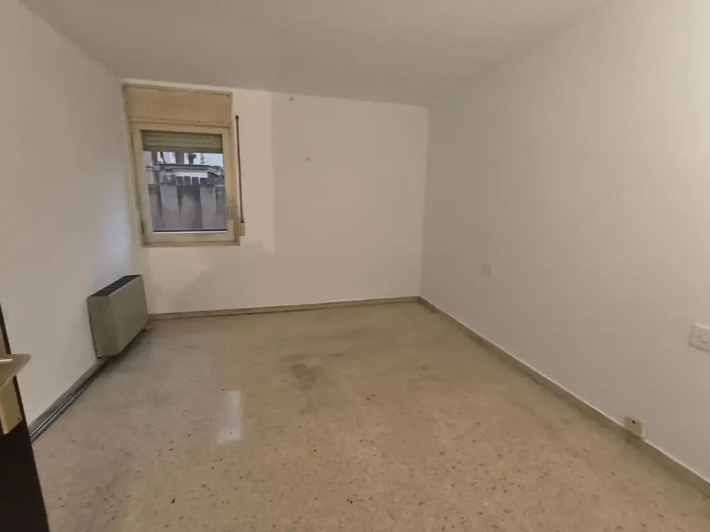 Rooms - Semi-Renovated Flat with Balcony in Via Sant Ignasi