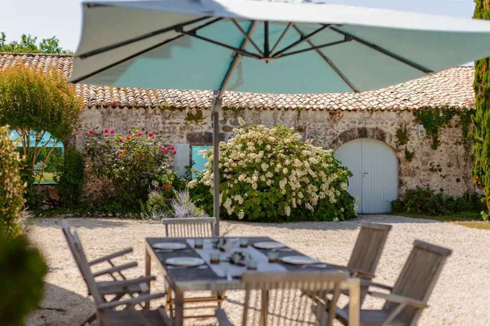 Terrasse - Logis Historique avec Piscine près de Royan