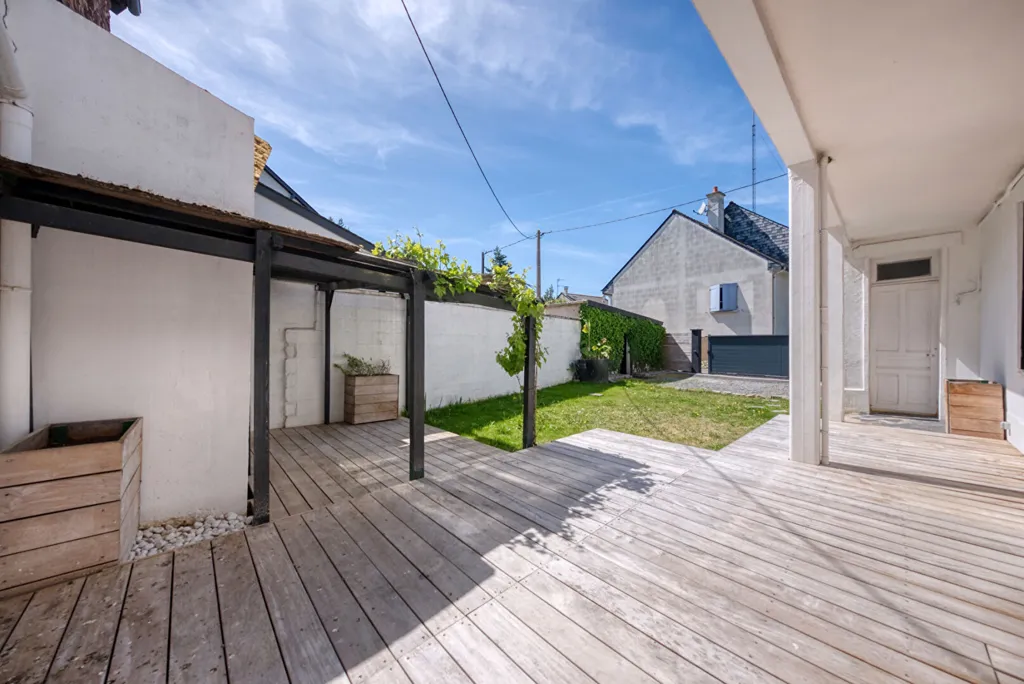 Terrasse - Maison Rénovée avec Jardin et Studio à Sud-Gare
